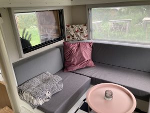 Gemütliche Sitzecke im Tiny House Anneliese