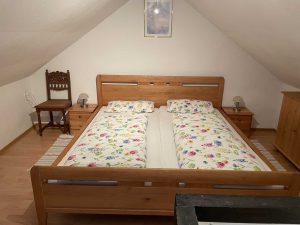 Schlafzimmer unter der Dachschräge im Backhaus