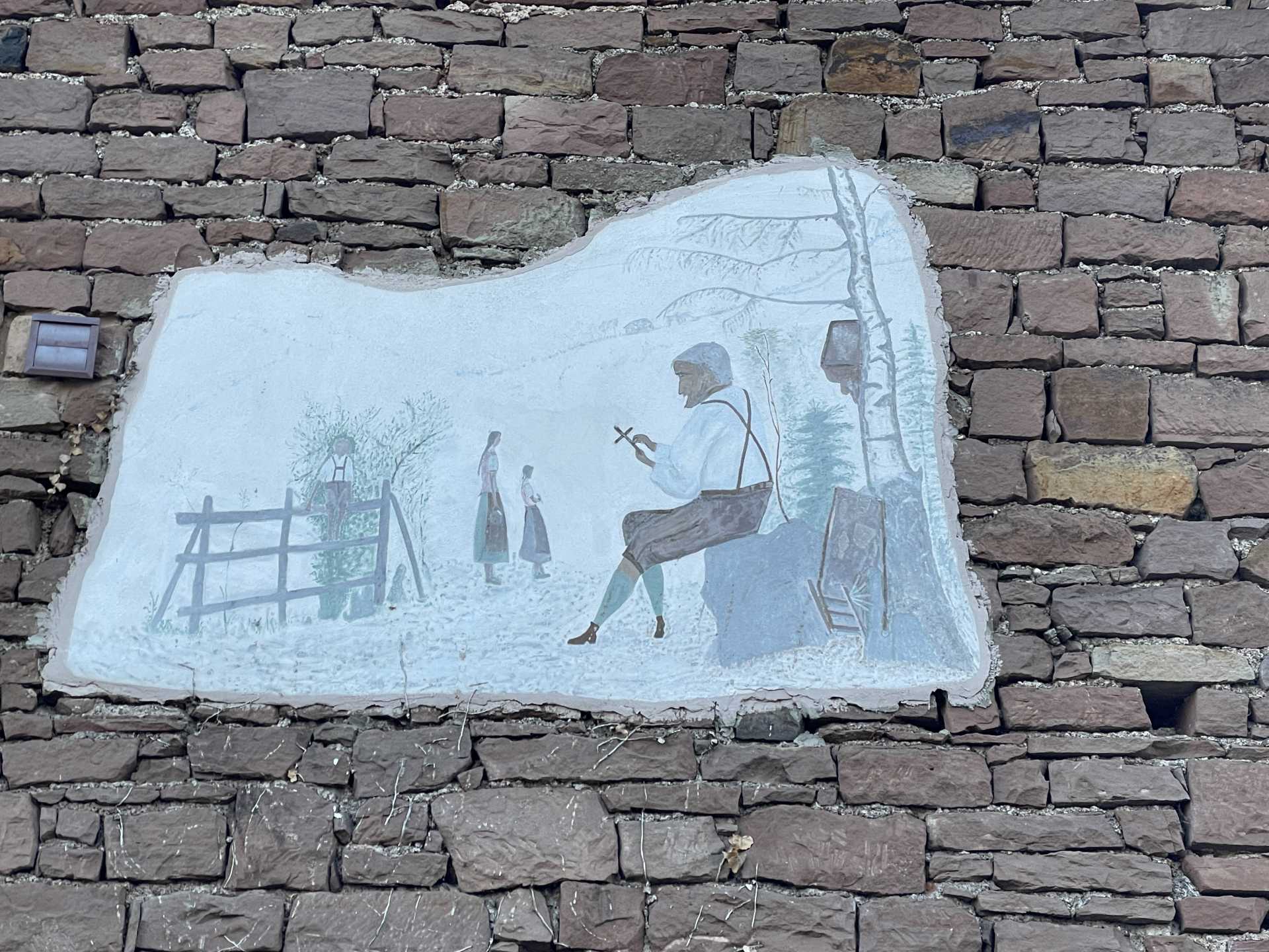 Historische Wandmalerei an der Außenfassade des Backhauses