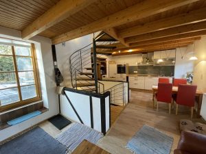 Wendeltreppe mit Blick in Küche und Essbereich im Backhaus