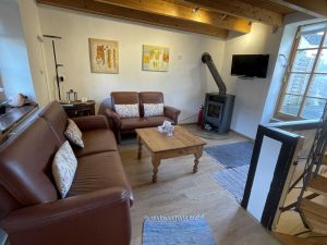 Wohnzimmer mit Kaminofen im Backhaus