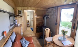 Wohnbereich mit Kaminofen im Tiny House Anneliese