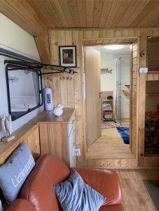 Innenraum mit Blick Richtung Bad im Tiny House Anneliese