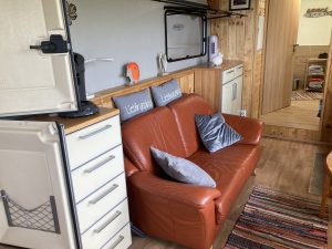 Wohnbereich mit Ledersofa im Tiny House Anneliese