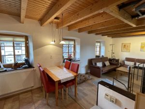 Wohn- und Essbereich im Backhaus mit Holzbalkendecke